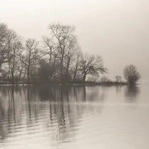 Paisaje de la vista neblinosa del Distrito Lacustre, Inglaterra.