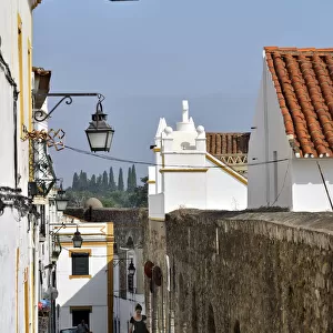 Lane in the historic district at the medieval aqueduct, Evora, UNESCO World Heritage Site, Alentejo, Portugal, Europe