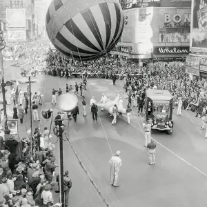 Large Balloon and Paraders in Macy's Thanksgiving Day Parade Large Balloon and Paraders in Macy's Thanksgiving Day Parade