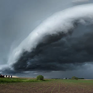 Large thunderstorm shelf cloud races over Minnesota, USA
