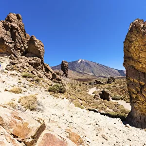 Lava rocks with the Pico del Teide volcano at back, Teide National Park, UNESCO World Heritage Site, Vilaflor, Provinz Santa Cruz de Tenerife, Tenerife, Canary Islands, Spain