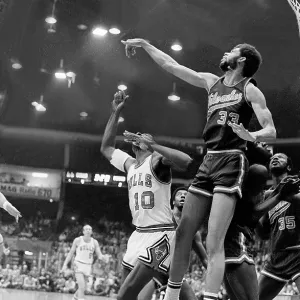 Lew Alcindor playing for the Milwaukee Bucks in the 1969-1970 season at the Chicago Stadium in Chicago, Il Lew Alcindor playing for the Milwaukee Bucks in the 1969-1970 season at the Chicago Stadium in Chicago, Il