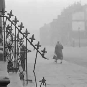 Calles de Liverpool; mujer caminando por una calle en un barrio pobre de Liverpool. Calles de Liverpool; mujer caminando por una calle en un barrio pobre de Liverpool.
