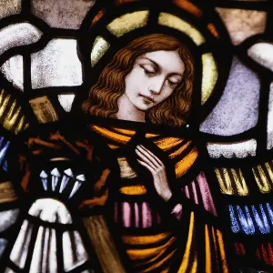Vue à angle bas d'une fenêtre de verre coloré. Vue à angle bas d'une fenêtre de verre coloré.