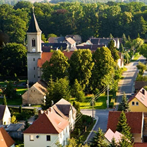 Luftaufnahme typische Darf in der Lausitz mit Kirche