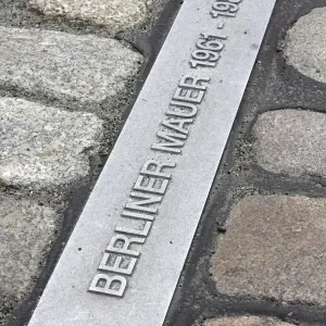 Kennzeichnung am Boden zeigend den Verlauf der ehemaligen Berliner Mauer RegierungsbezirkBerlinBerlinDeutschland