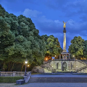 Maximilian Park with the Angel of Peace, dolphin fountain at the front, dusk, blue hour, Munich, Upper Bavaria, Bavaria, Germany