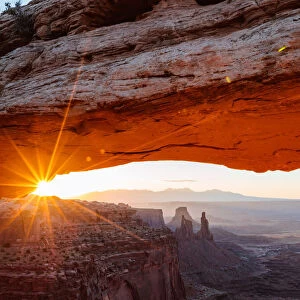 Mesa arch sunrise, Canyonlands national park, Utah, USA