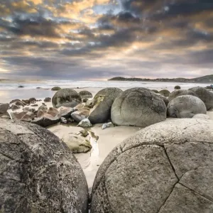 Moeraki Boulders, geological feature, round rock balls, some fragments lying broken in ruins on the beach, Coastal Otago, Moeraki, South Island, New Zealand, Oceania Moeraki Boulders, geological feature, round rock balls, some fragments lying broken in ruins on the beach, Coastal Otago, Moeraki, South Island, New Zealand, Oceania