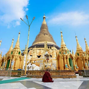 A monk meditate in front of the Shwedagon Pagoda