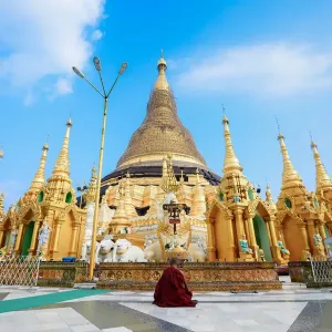 Un moine médite devant la Pagode Shwedagon. Un moine médite devant la Pagode Shwedagon.