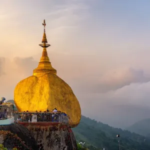 Morgenlandschaft am Sonnenaufgang mit Nebel vor der Pagode von Kyaiktiyo (Goldener Fels) im Abendlicht mit betenden Menschen und Touristen in Kjaikitjo, Myanmar Morgenlandschaft am Sonnenaufgang mit Nebel vor der Pagode von Kyaiktiyo (Goldener Fels) im Abendlicht mit betenden Menschen und Touristen in Kjaikitjo, Myanmar