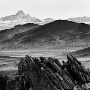 Pico de montaña cerca de las montañas Altai, Mongolia. Pico de montaña cerca de las montañas Altai, Mongolia.