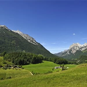 Mt Reiter Alpe, right, Mt Hochkalter, left, alpine pastures at front, Ramsau bei Berchtesgaden, Berchtesgadener Land District, Upper Bavaria, Bavaria, Germany