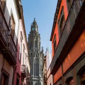 Calle estrecha y Catedral de Arucas. Calle estrecha y Catedral de Arucas.