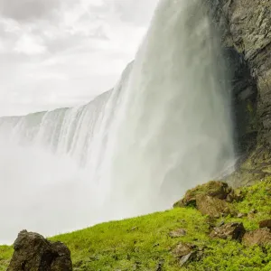 Le cascate del Niagara viste dalla base, Ontario, Canada. Le cascate del Niagara viste dalla base, Ontario, Canada.