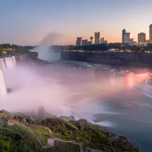 Le cascate del Niagara di notte. Le cascate del Niagara di notte.