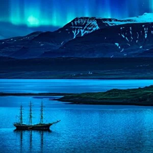 Night cruise with northern light