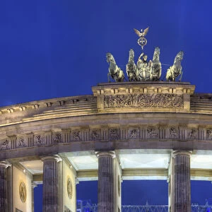 Night view of Quadriga Statue on Brandenburg Gate, Berlin