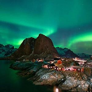 Northern Lights display over Hamnoy village in Lofoten (HamnA┼¥ya)