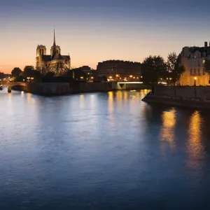 Notre Dame de Paris at sunset from Pont de la Tournelle Notre Dame de Paris at sunset from Pont de la Tournelle