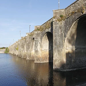 Old bridge over the Shannon River, Shannonbridge, County Offaly and Roscommon, Republic of Ireland, Europe