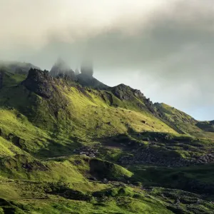 "Viejo de Storr bajo un cielo nublado, Isla de Skye". "Viejo de Storr bajo un cielo nublado, Isla de Skye".