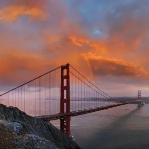 Panoramische Aussicht über den Golden Gate Bridge mit Regenbogen am Sonnenuntergang und orangefarbene Sturmwolken in San Francisco Kalifornien Vereinigte Staaten Panoramische Aussicht über den Golden Gate Bridge mit Regenbogen am Sonnenuntergang und orangefarbene Sturmwolken in San Francisco Kalifornien Vereinigte Staaten