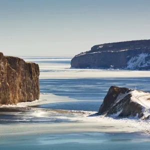 Perce rock, cape Mont-Joli and Bonaventure Island in winterture et le golfe du Saint-Laurent