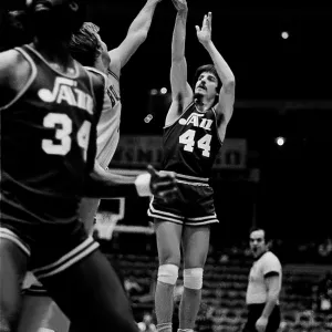 Pete Maravich plays for the New Orleans Jazz in the 1974-1975 season at the Chicago Stadium in Chicago, Il Pete Maravich plays for the New Orleans Jazz in the 1974-1975 season at the Chicago Stadium in Chicago, Il