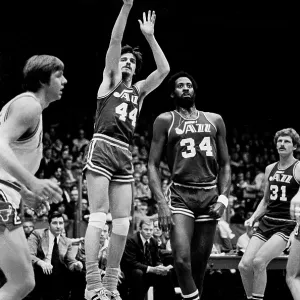 Pete Maravich plays for the New Orleans Jazz in the 1974-1975 season at the Chicago Stadium in Chicago, Il Pete Maravich plays for the New Orleans Jazz in the 1974-1975 season at the Chicago Stadium in Chicago, Il
