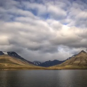 Côte de Svalbard pittoresque fjord et montagnes. Côte de Svalbard pittoresque fjord et montagnes.