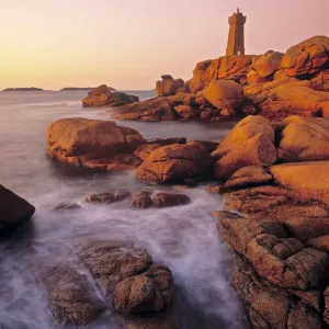 Ploumanach Lighthouse, Brittany, France Ploumanach Lighthouse, Brittany, France