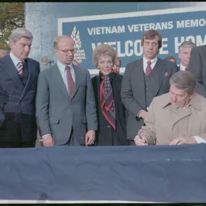 Images Dated 1984 November: 11 Nov 1984