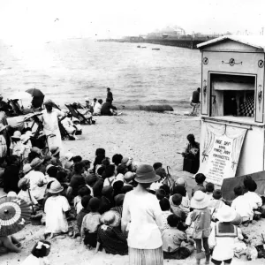 The Great British Seaside Photo Mug Collection: Punch and Judy Seaside Shows