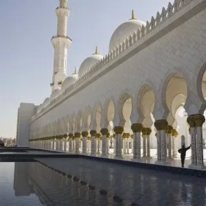 Reflecting pool by Sheikh Zayed Mosque, Abu Dhabi Reflecting pool by Sheikh Zayed Mosque, Abu Dhabi