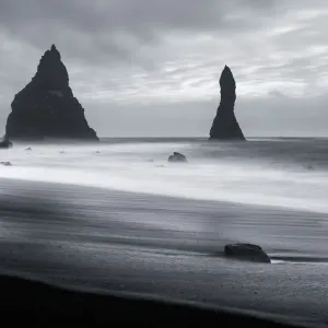 Piedra de Reynisdrangar, Playa de Reynisfjara, Vik, Islandia. Piedra de Reynisdrangar, Playa de Reynisfjara, Vik, Islandia.