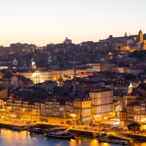 La zona ribereña del río Ribera de Porto por la noche. La zona ribereña del río Ribera de Porto por la noche.