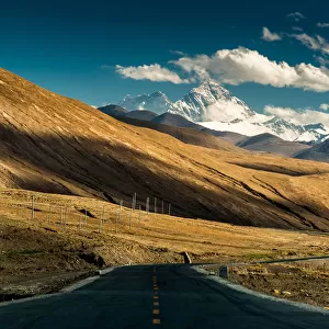 Road leads to mt. Everest