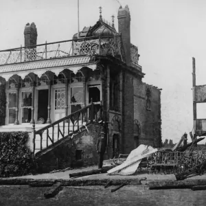 La Royal Box nella gradinata del Hurst Park Racecourse è stata distrutta dalle suffragette. La Royal Box nella gradinata del Hurst Park Racecourse è stata distrutta dalle suffragette.