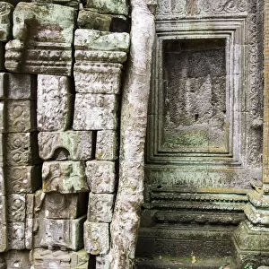 Ruined walls in Ta Prohm temple