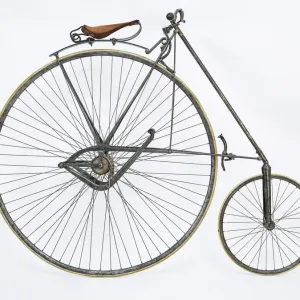 Sécurité modèle Penny Farthing, 1887, Dresde, Allemagne, vue latérale, côté de conduite. Nombre de vitesses - 0 Cadre en acier / pneus en caoutchouc solide Roue : avant 57cm / arrière 122cm Caractéristiques spéciales : pédales à levier Sécurité modèle Penny Farthing, 1887, Dresde, Allemagne, vue latérale, côté de conduite. Nombre de vitesses - 0 Cadre en acier / pneus en caoutchouc solide Roue : avant 57cm / arrière 122cm Caractéristiques spéciales : pédales à levier