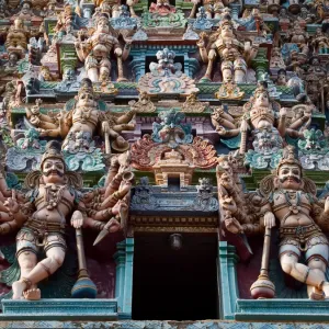 Sculture sul gopuram del tempio di Meenakshi Amman a Madurai. Sculture sul gopuram del tempio di Meenakshi Amman a Madurai.