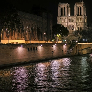 The Seine river and the Notre Dame at night