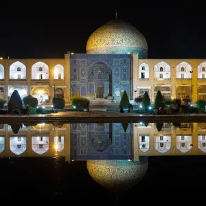 Sheikh Lotfollah Mosque by night, Isfahan, Iran Sheikh Lotfollah Mosque by night, Isfahan, Iran