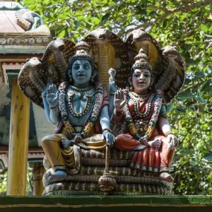 Shiva and Parvati, ornate statues, temple for the god Madurai Veeran, Mandavi, Tamil Nadu, India Shiva and Parvati, ornate statues, temple for the god Madurai Veeran, Mandavi, Tamil Nadu, India