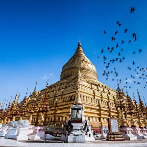 shwe si gon pagoda in bagan myanmar