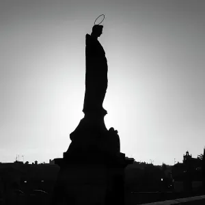 Silhouette of a statue, Roman bridge of Cordoba