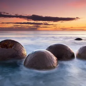 Kugelförmige Felsbrocken im Meer am Sonnenaufgang Kugelförmige Felsbrocken im Meer am Sonnenaufgang