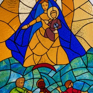 Verre teinté de la Vierge de la Charité d'El Cobre, patronne catholique de Cuba. Verre teinté de la Vierge de la Charité d'El Cobre, patronne catholique de Cuba.